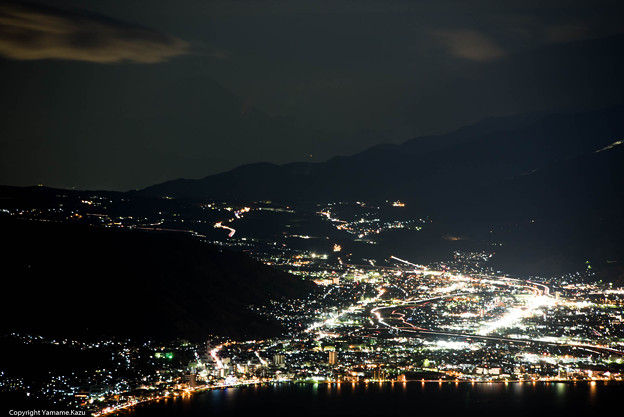 写真: うっすら富士山と諏訪市夜景