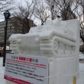 写真: 戦車の雪像