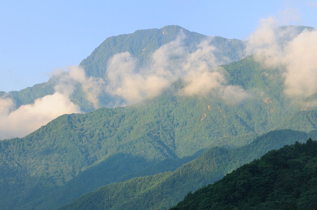 写真: 朝日を浴びる有明岳
