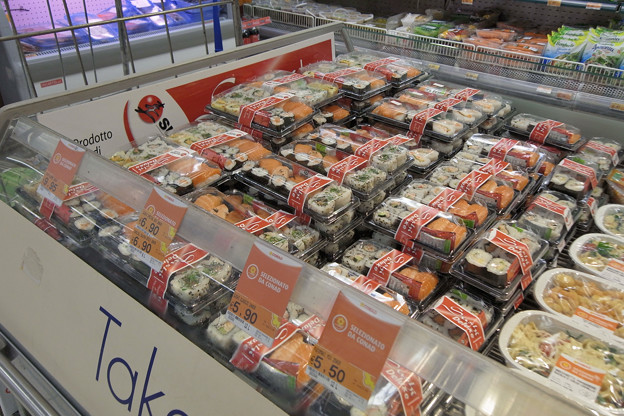 イタリア ローマのスーパーに並ぶ寿司