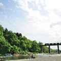 写真: 親鼻橋を渡る貨物列車