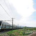 写真: 新府桃源郷のカーブを行く中央線211系普通電車