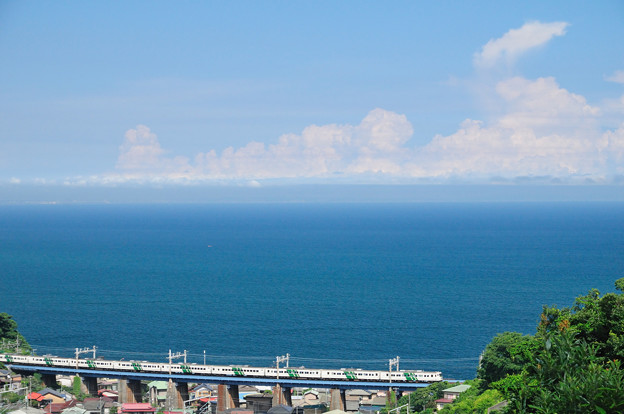 相模湾を見ながら鉄橋を渡る東海道線185系特急踊り子号