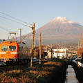 写真: 岳南電車と富士山