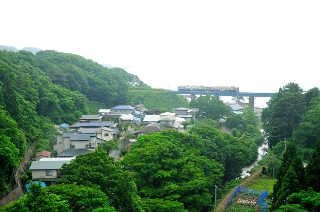 写真: 小入川橋を渡るローカル列車