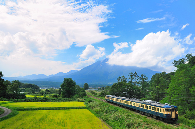 写真: 黒姫山と115系電車