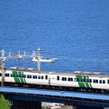 写真: 相模湾を見下ろす鉄橋を行く東海道線185系特急踊り子号
