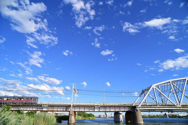 荒川橋梁を渡る京成電車