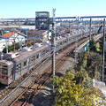 堀切駅を通過する東急8500系電車