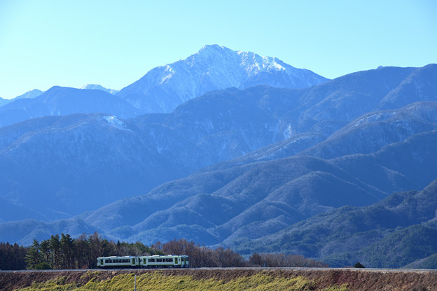 写真: 小海線と甲斐駒ケ岳