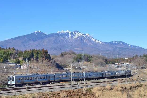 写真: 八ヶ岳と211系中央線普通電車