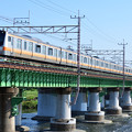 多摩川橋梁を渡るE233系電車