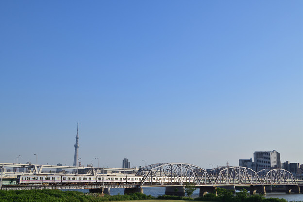 写真: スカイツリーと荒川橋梁を渡る京成電鉄3000形電車