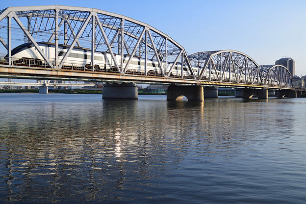 写真: 荒川橋梁を渡る京成スカイライナー