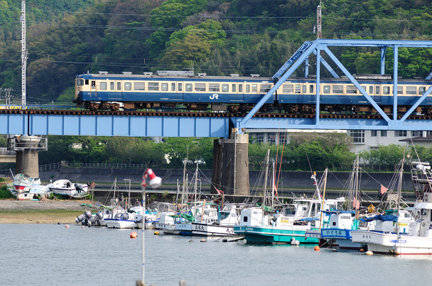 写真: 湊川を渡る113系普通電車