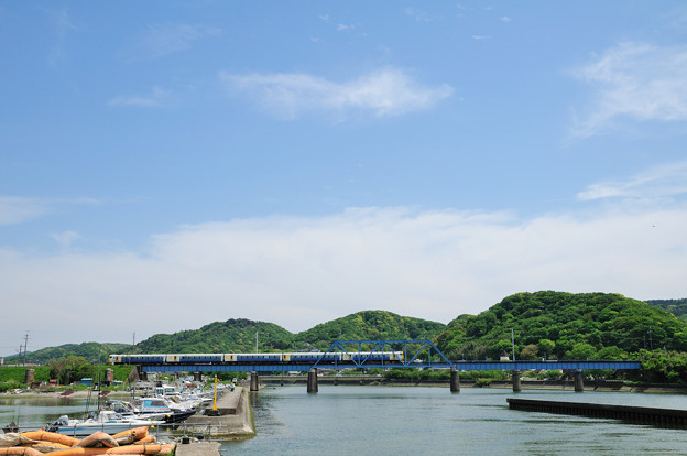 Photos: 湊川を渡るE257系特急さざなみ号