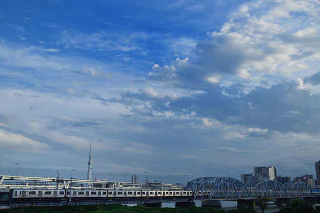 写真: スカイツリーと荒川橋梁を渡る京成電車