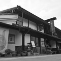 写真: 北國街道 柳町の酒屋 モノクロ
