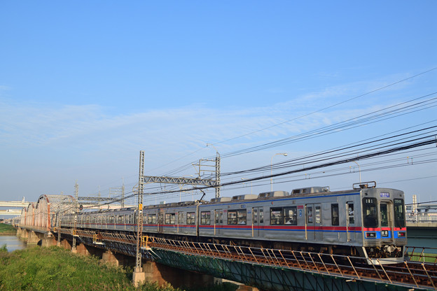 荒川橋梁を渡る京成電鉄 3500形電車