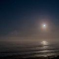 写真: 海霧＆上弦の月