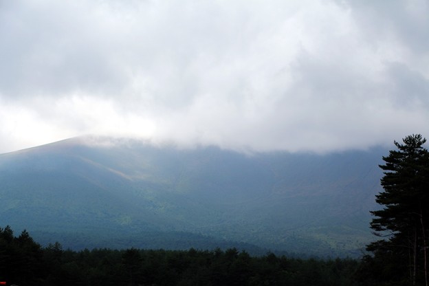 写真: 雲の中の浅間山