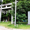 写真: 出早小萩神社(鳥居と石碑)
