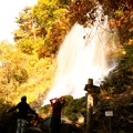 写真: 乙女滝のマイナスイオン２０,０００を浴びて