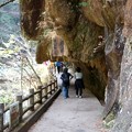 写真: 奇岩と観光客