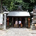 お社の中央で長野県と群馬県に分かれた神社