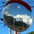 カーブミラーに映る「道の駅・三岳」標