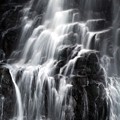 写真: 岩に叩き付ける滝が豪快な「番所大滝」
