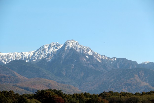 写真: 初冠雪の赤岳と阿弥陀岳