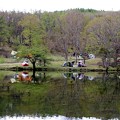 写真: 駒出池とキャンプ場