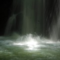 写真: 水飛沫の滝壺