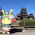 写真: アルプちゃんと国宝松本城