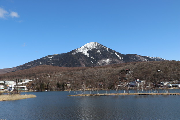 写真: 白樺湖と蓼科山