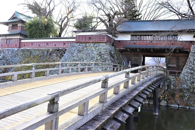 写真: 冠木橋(かぶきはし)と冠木門