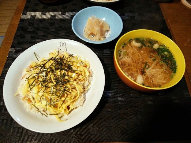 写真: ちらし寿司と自家製ガリと煮麺