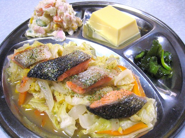 写真: 塩鮭と野菜の白ワイン蒸し定食風…