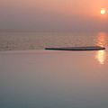 写真: 夕日と海とプール