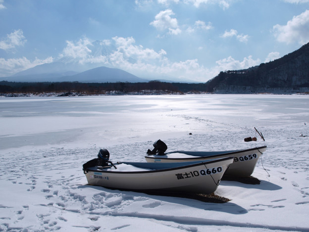 写真: 立春、氷る精進湖。