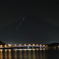 夜の河口湖大橋と登山者の灯り。
