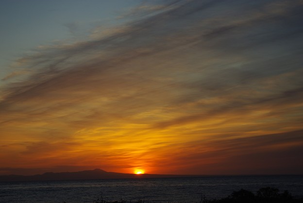 写真: 国後島に昇る朝日