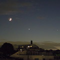 写真: 三日月と金星と木星、そしてレグルス