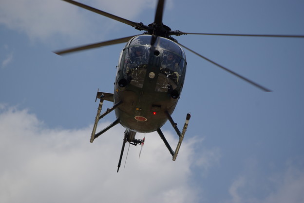 写真: OH-6D　オスカー　前方下面から