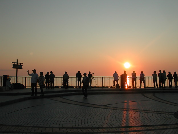 写真: 夕陽を見る人々［2011.7］