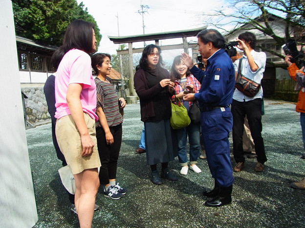 Photos: おばちゃんに囲まれる　熊本県知事さん(らしい…地震の後なんで防災番組収録中みたいだった)