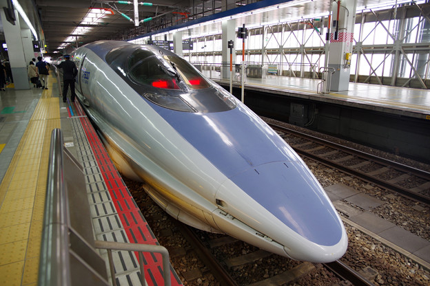 写真: 博多駅にて　かっこいい新幹線