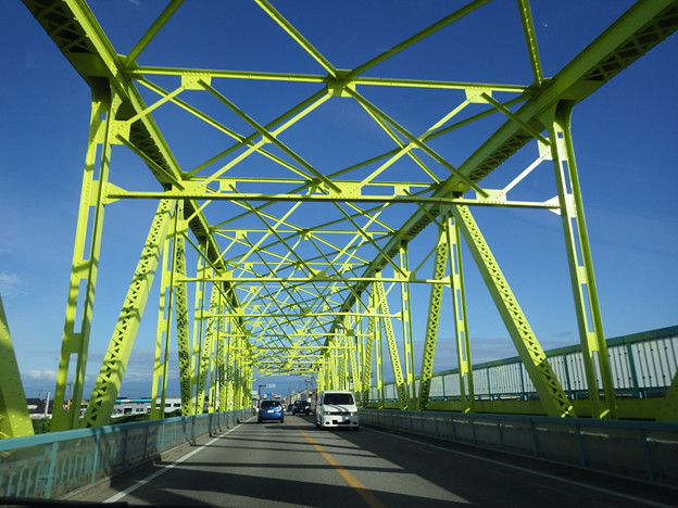 写真: 黄緑色の橋がきれい