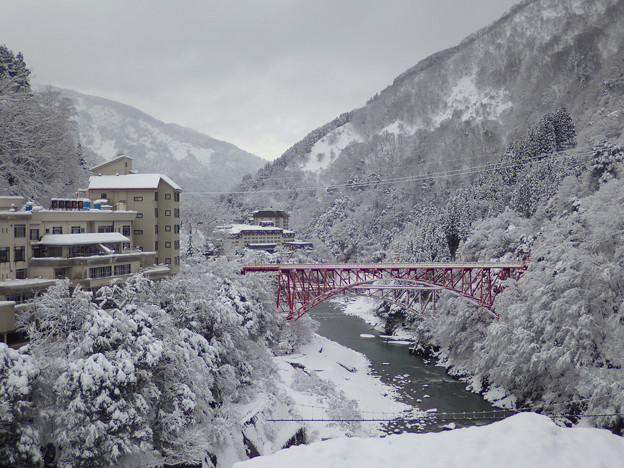 写真: 雪の新山彦橋